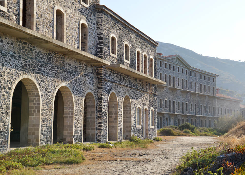 Les Thermes d’Hippocrate’s facade, seen up close