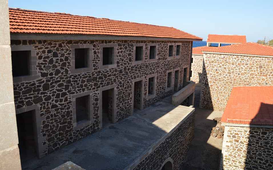 View of Les Thermes d’Hippocrate from between the buildings.